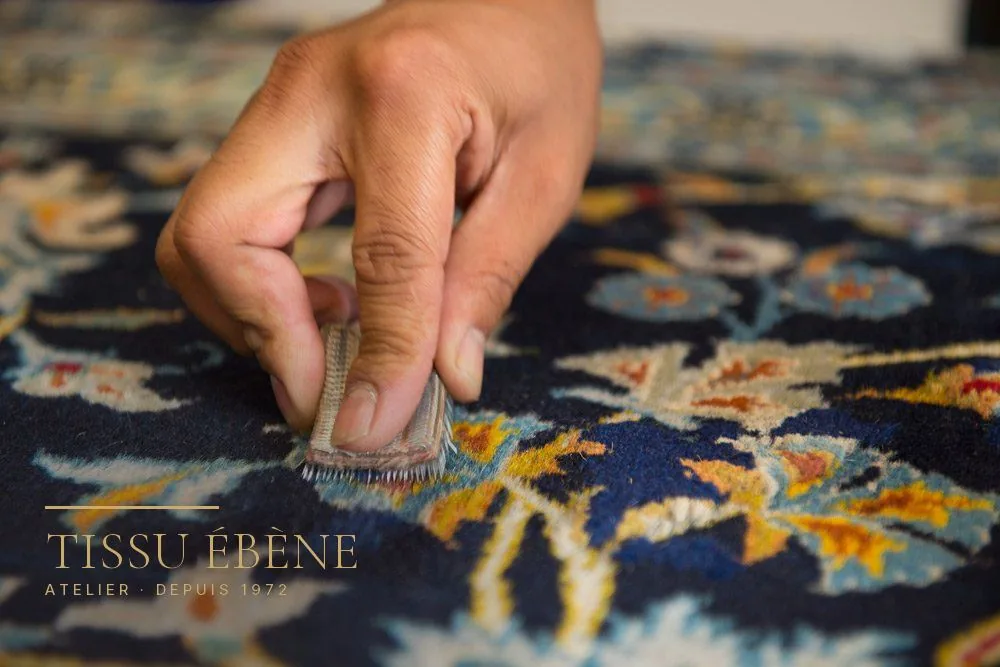 Tapis détrempé après un dégât des eaux, avant sa prise en charge en atelier