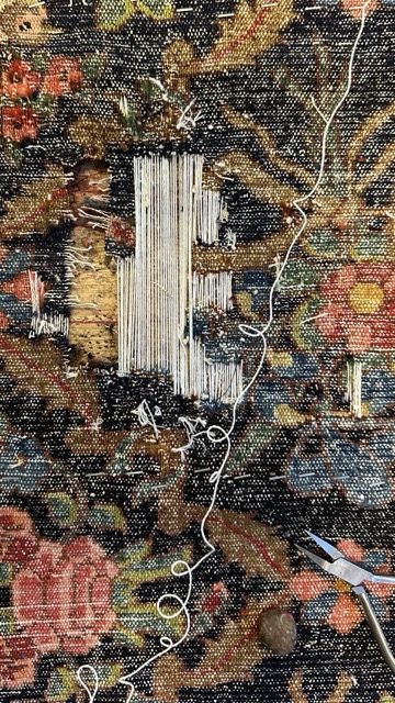 Examen minutieux d'un tapis lors d'une expertise