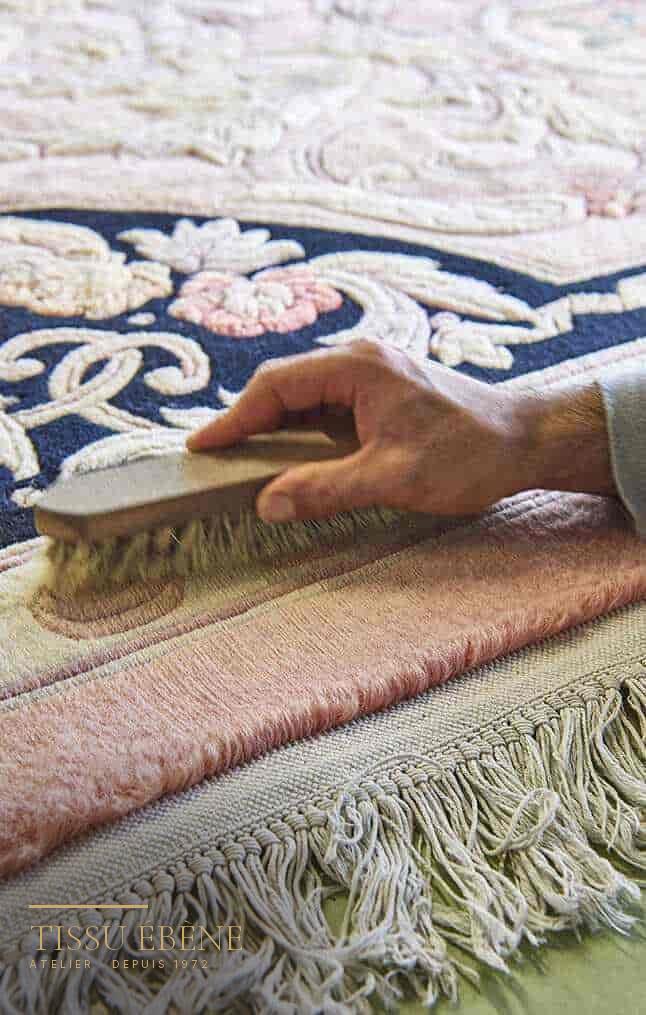 Zone d’un tapis mangée par les mites