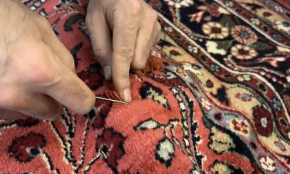 Retissage à l&rsquo;aiguille sur un tapis persan, à l&rsquo;atelier Tissu Ébène