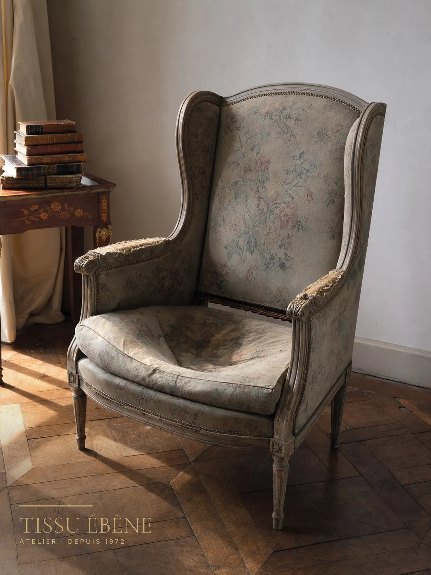 Bergère ancienne avant réfection, tissu usé et garniture affaissée
