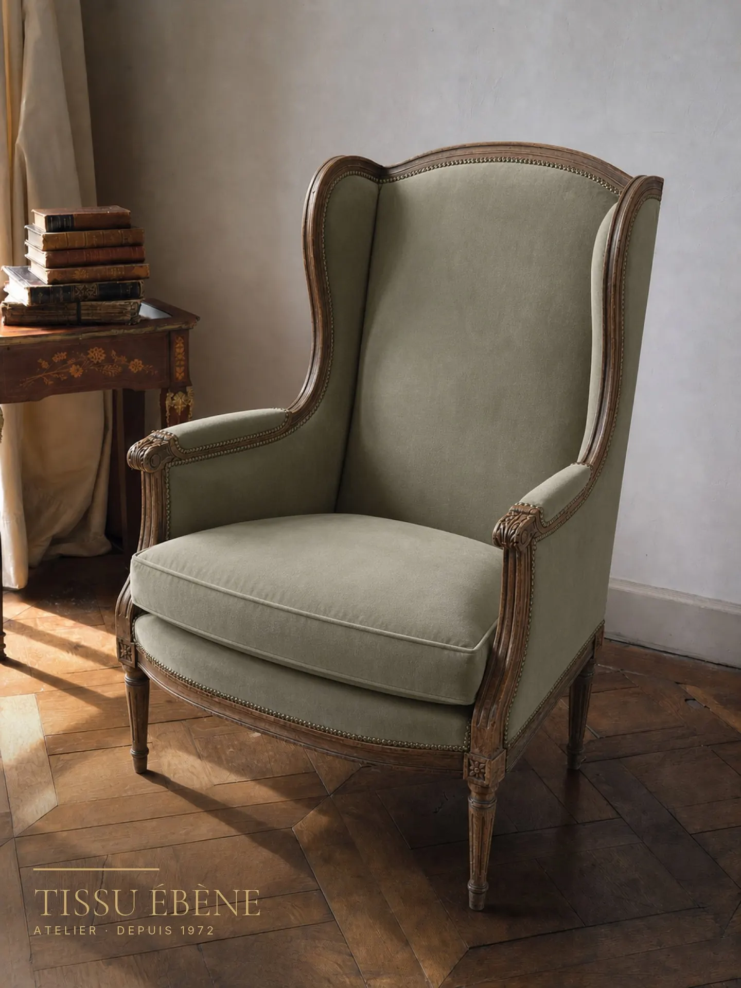 La même bergère après réfection, garniture refaite et tissu neuf