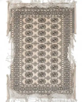 Tapis Boukhara 1910 avant — bordures effilochées et franges déchirées