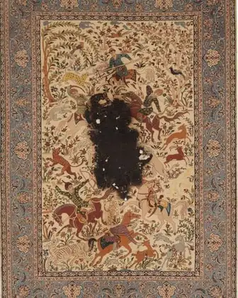 Tapis Ispahan 1880 avant restauration — large zone calcinée par incendie au centre