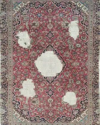 Tapis Kashan 1920 avant restauration — trous massifs dans le médaillon, chaîne exposée