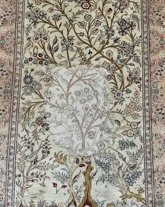 Tapis Qom en soie avant restauration — large zone usée jusqu’à la chaîne
