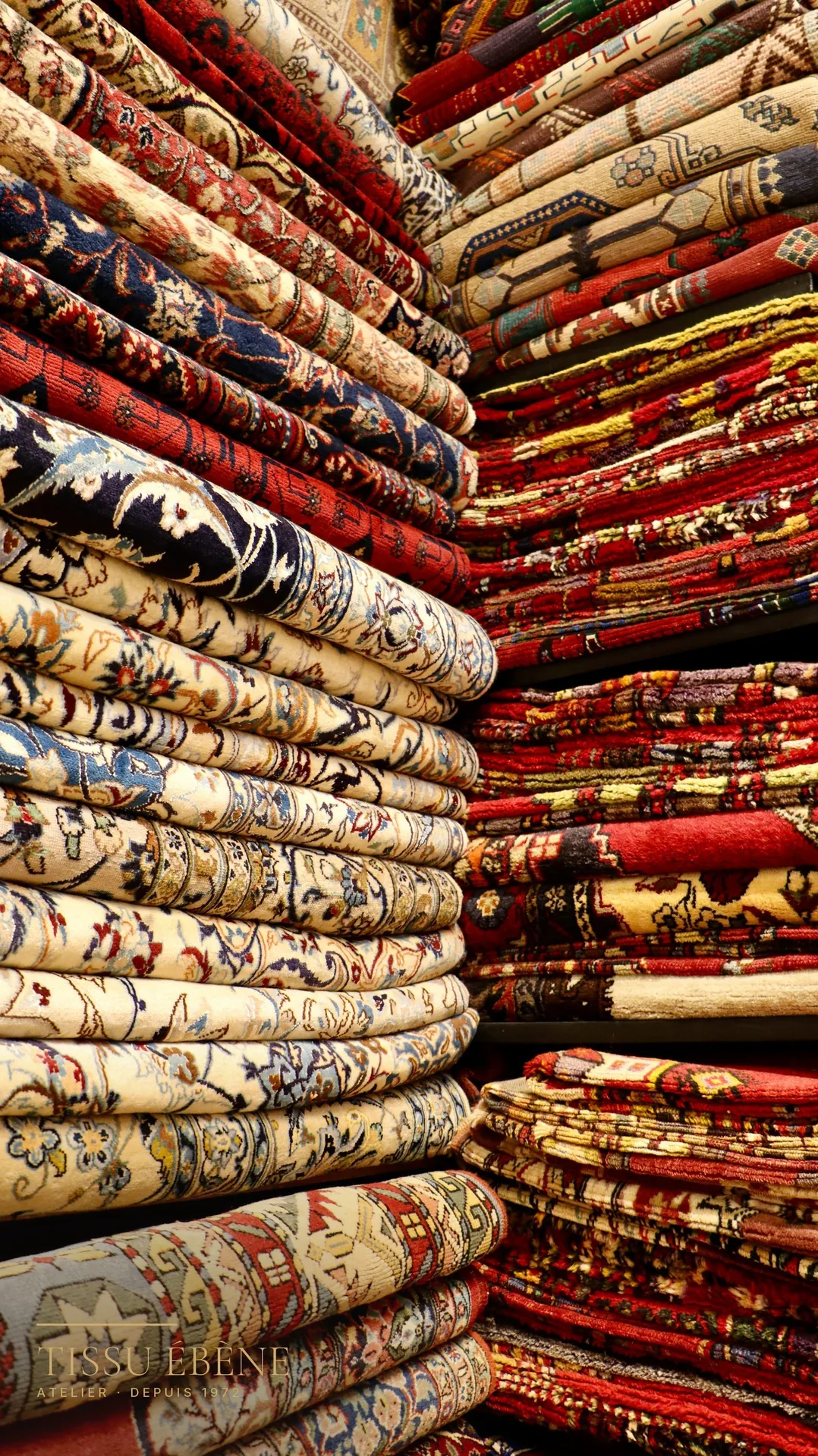 Tapis roulés et protégés, prêts pour le transport vers l'atelier