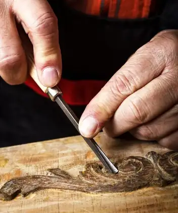 Sculpture sur bois à la gouge, atelier d&rsquo;ébénisterie d&rsquo;art Tissu Ébène