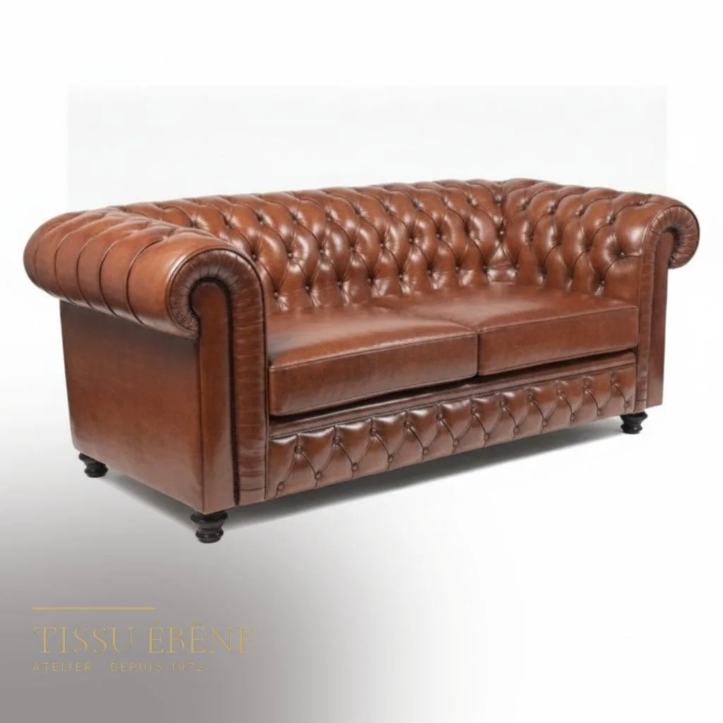 Canapé Chesterfield en cuir patiné cognac, capitonnage restauré par l'atelier Tissu Ébène