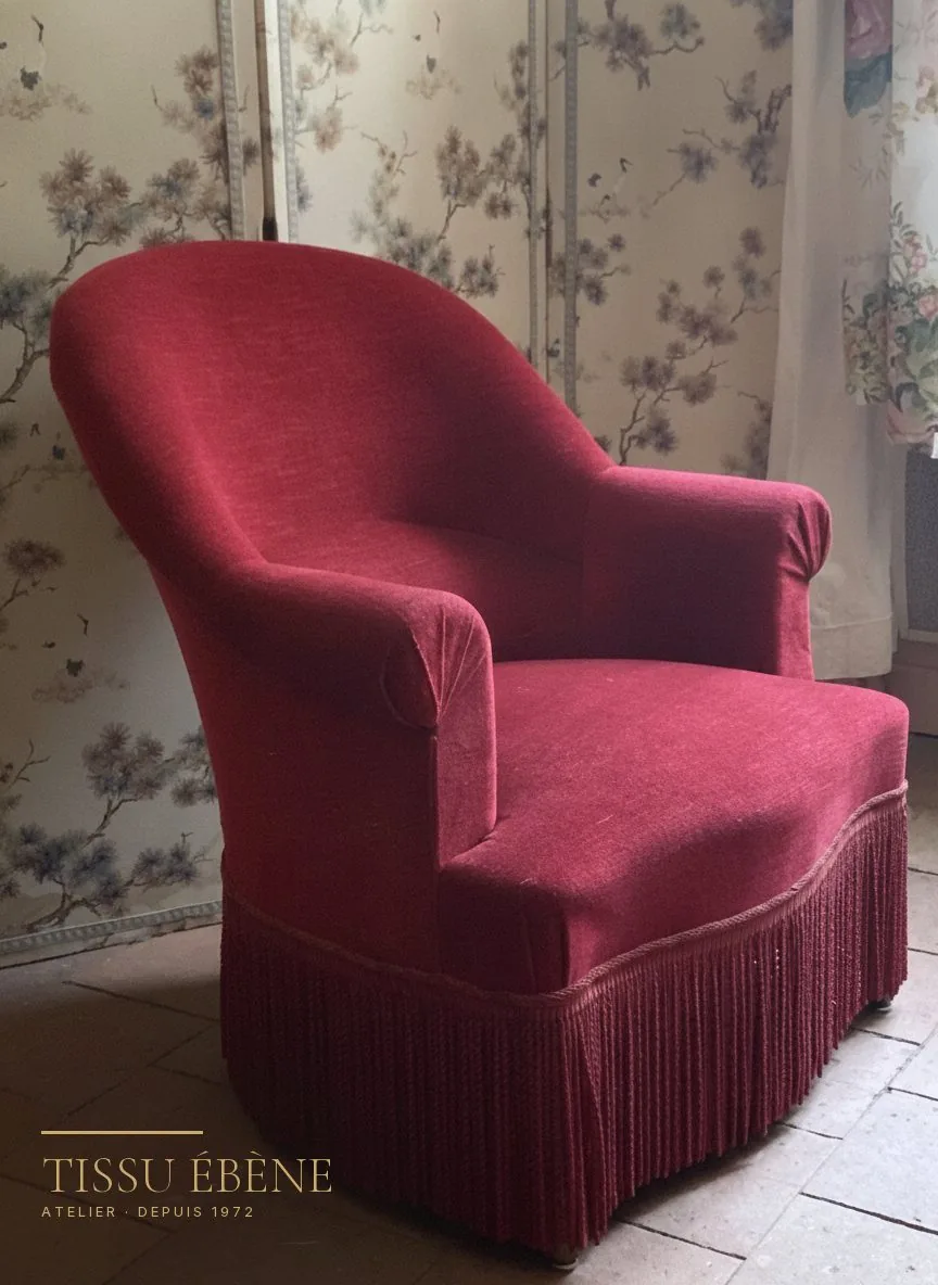 Fauteuil crapaud en velours rouge restauré par l'atelier Tissu Ébène