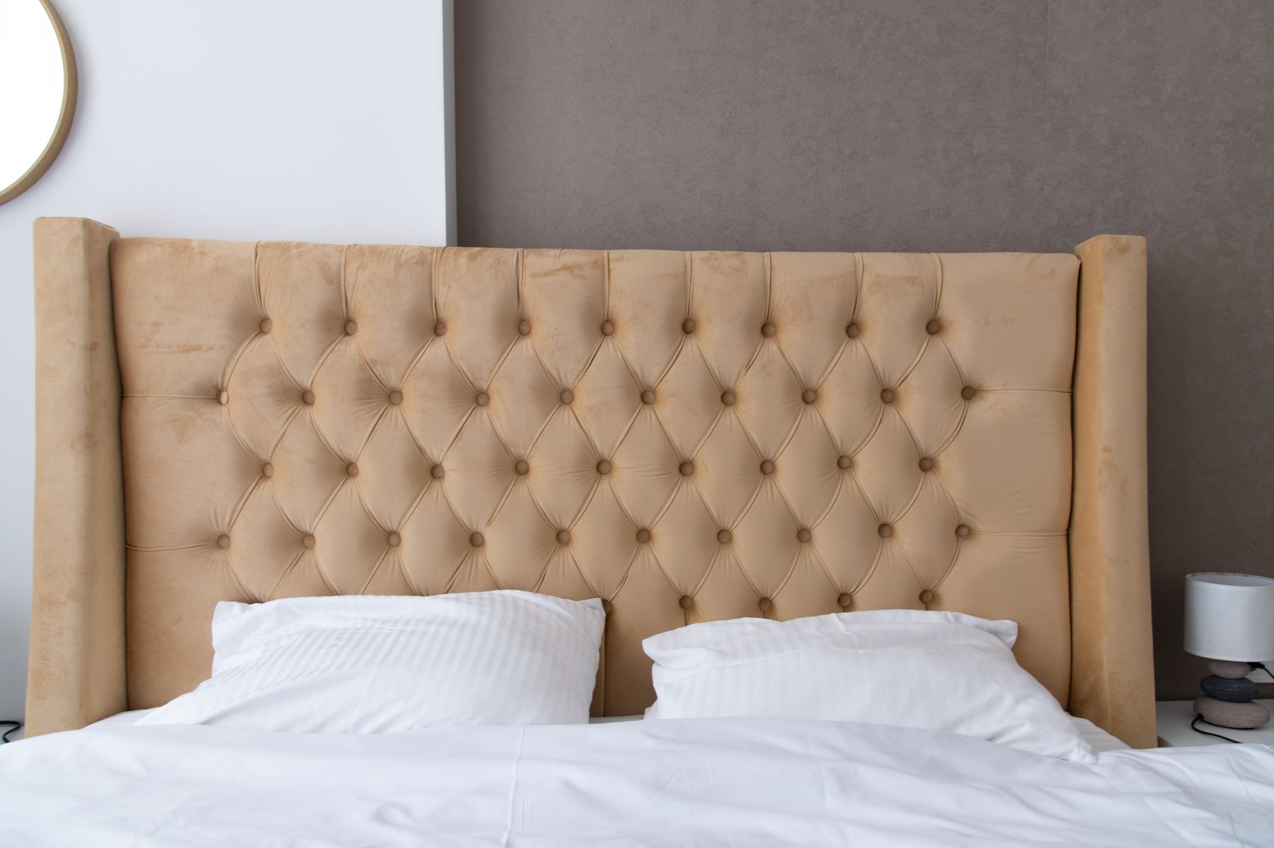 Tête de lit capitonnée en velours doré