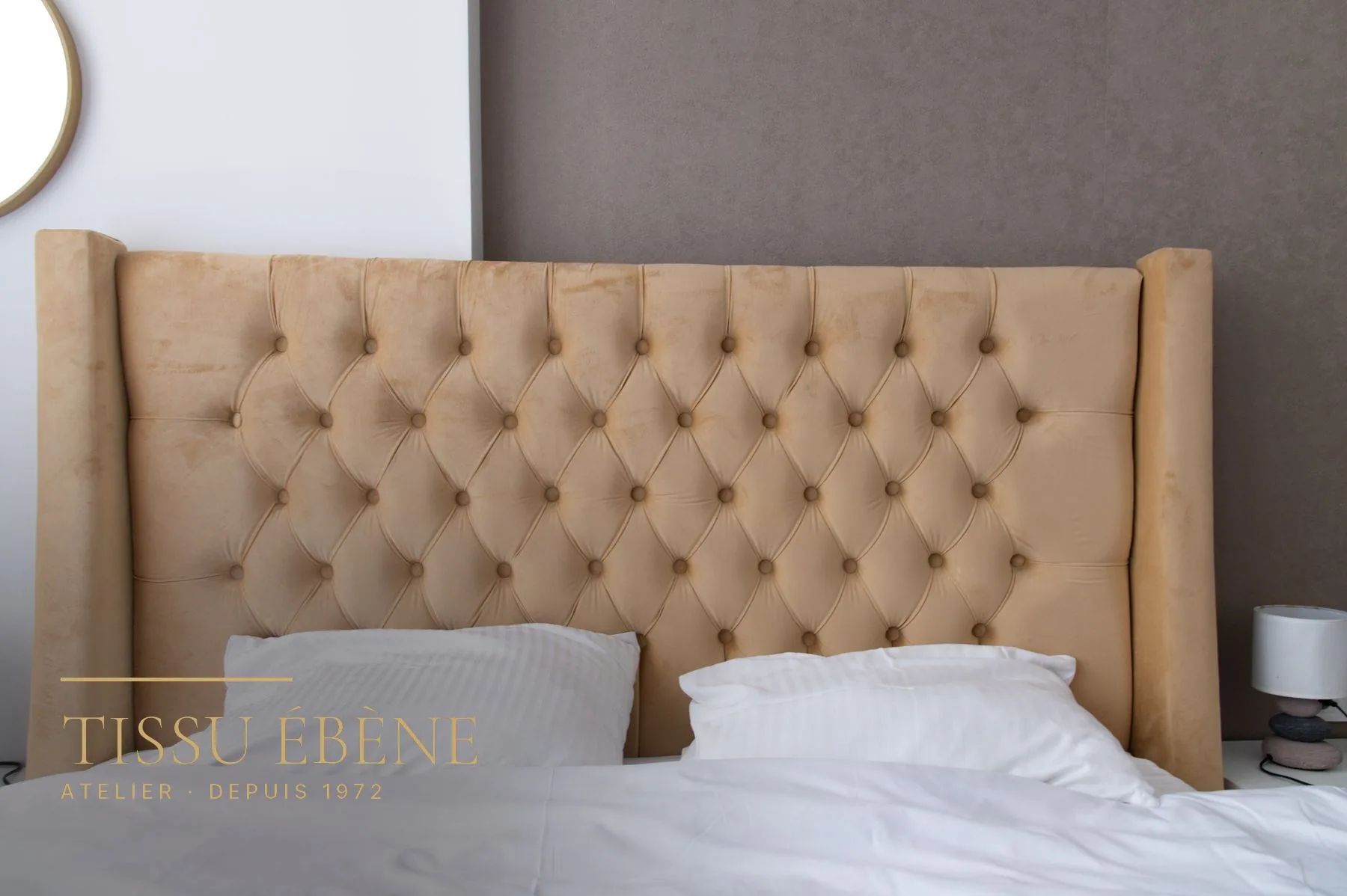 Tête de lit capitonnée en velours doré