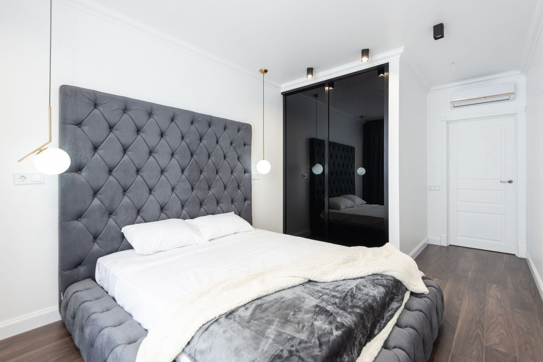 Grande tête de lit capitonnée dans une chambre contemporaine