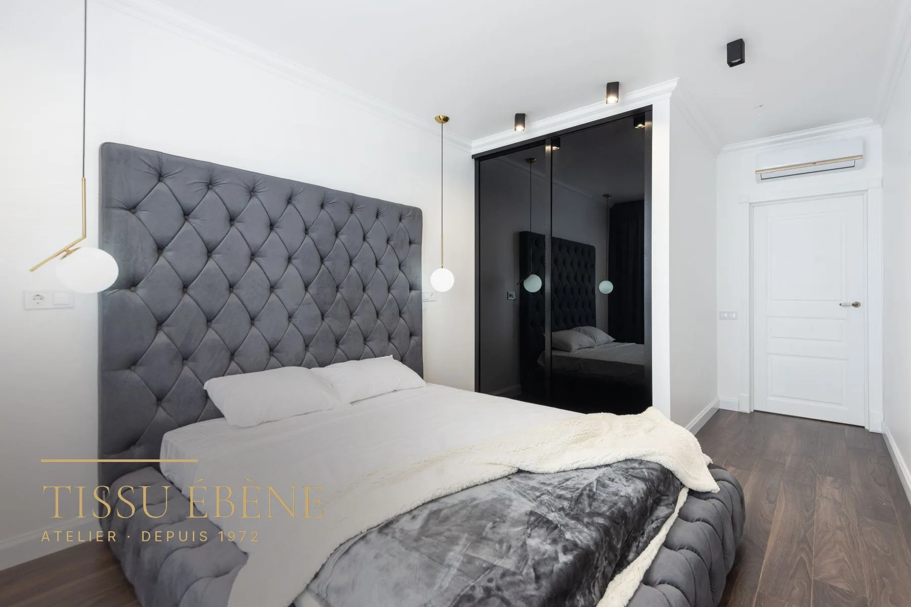 Grande tête de lit capitonnée dans une chambre contemporaine