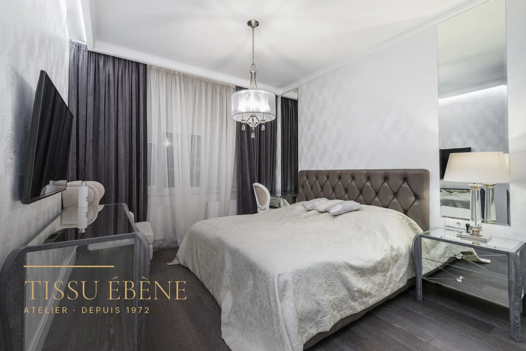 Chambre installée, lit à tête capitonnée et rideaux posés