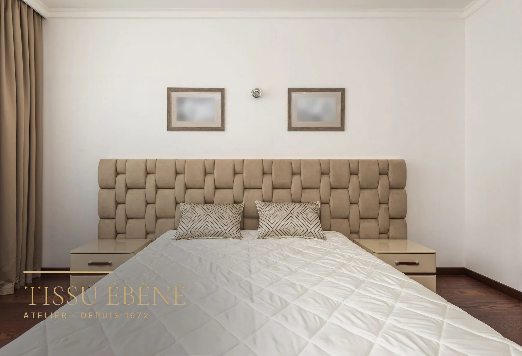 Tête de lit capitonnée sur mesure, panneaux tressés cousus main, dans une chambre