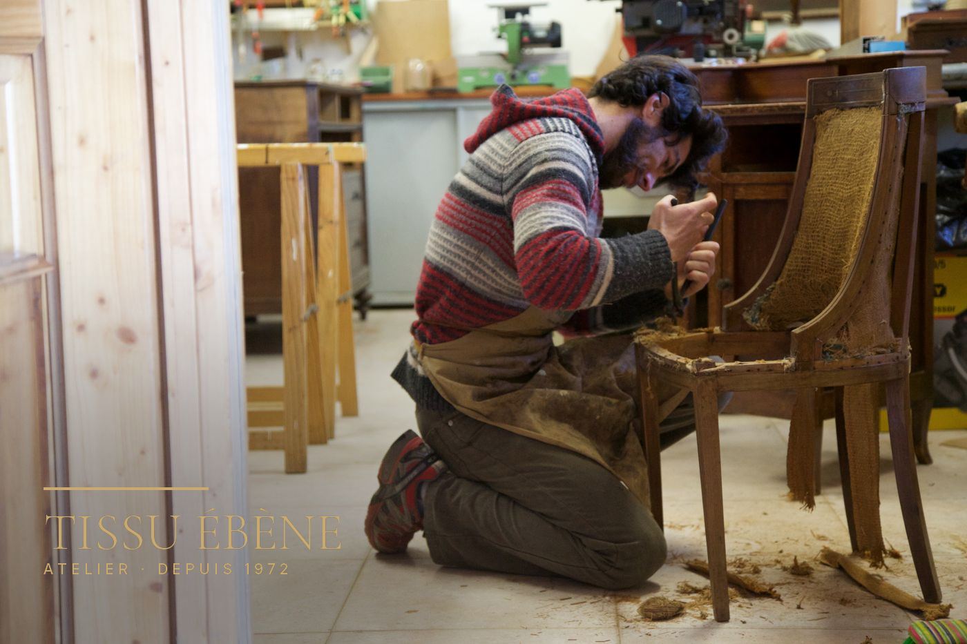 Artisan préparant le cadre en bois d’une chaise en atelier