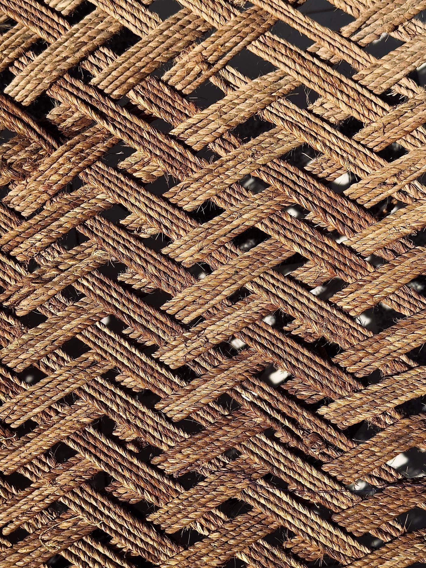 Tressage de corde en chevrons sur une assise de siège