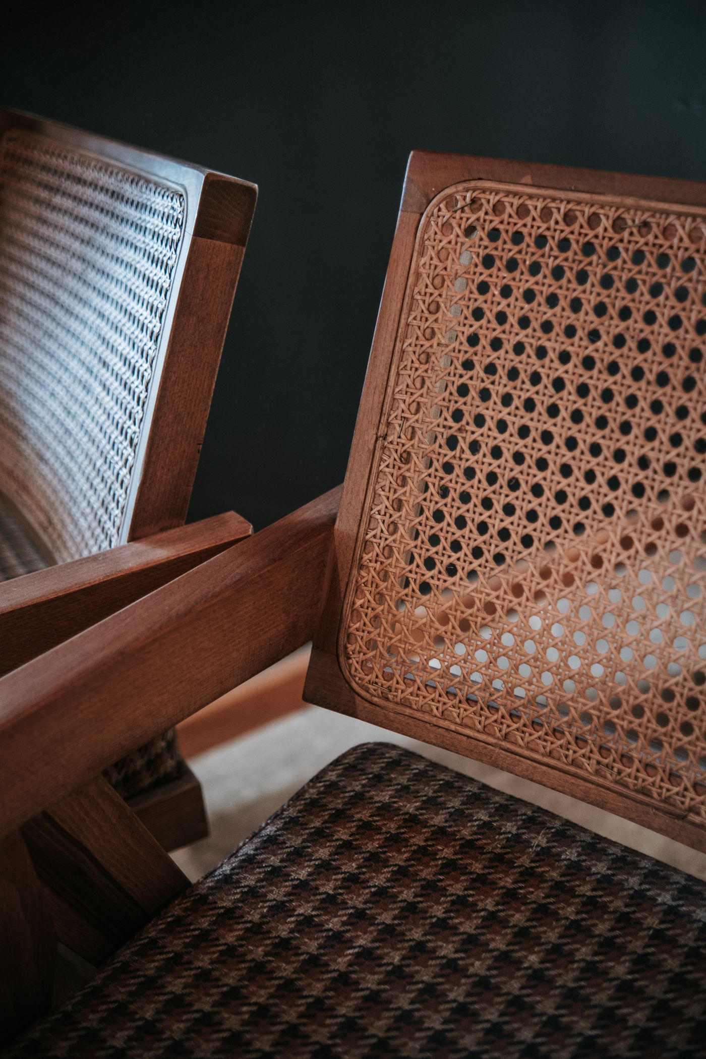 Bordure d'un panneau canné sur un fauteuil en bois