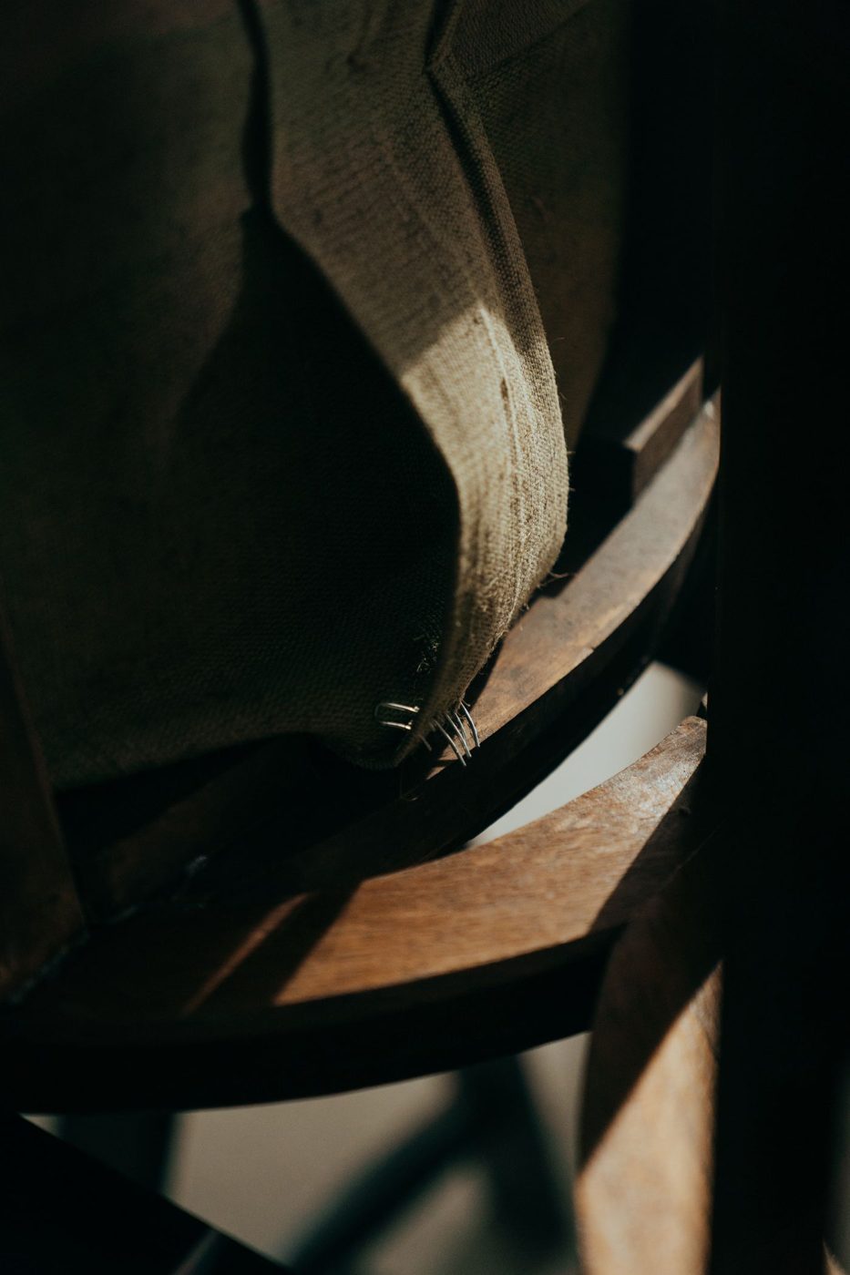 Sangles de jute entrecroisées sous une assise de fauteuil
