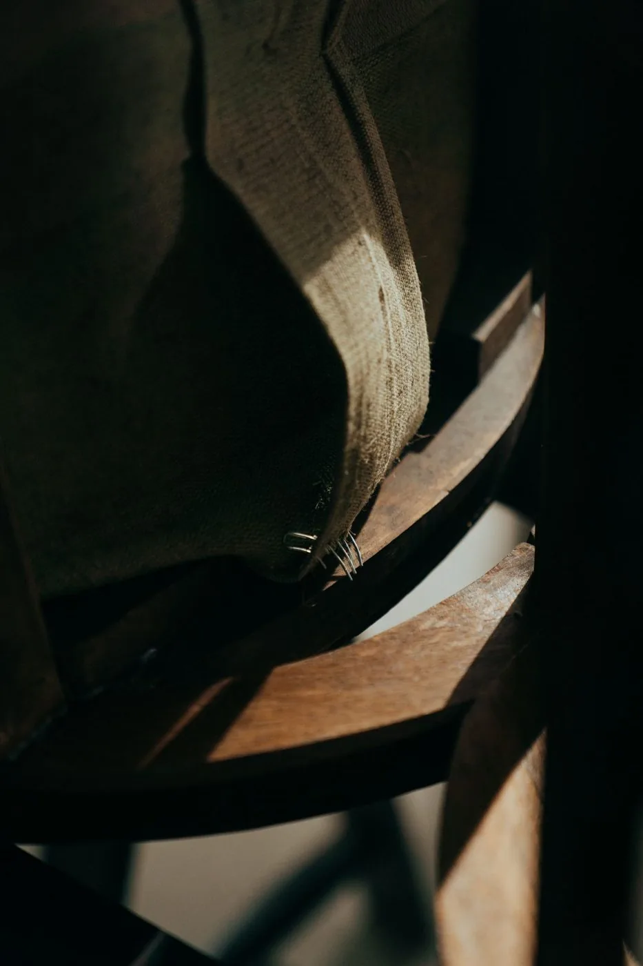 Sangles de jute entrecroisées sous une assise de fauteuil
