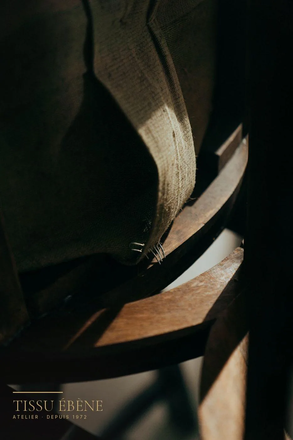 Sangles de jute entrecroisées sous une assise de fauteuil