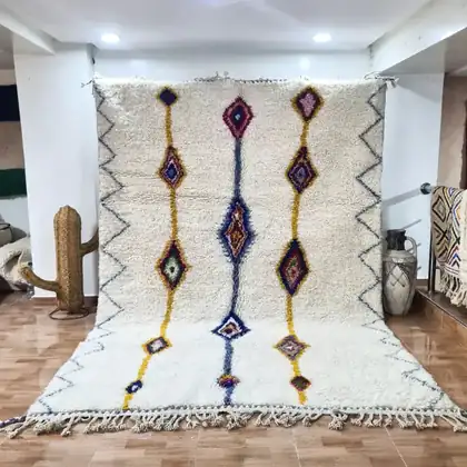 Tapis berbère en laine écrue à losanges colorés et longues franges nouées