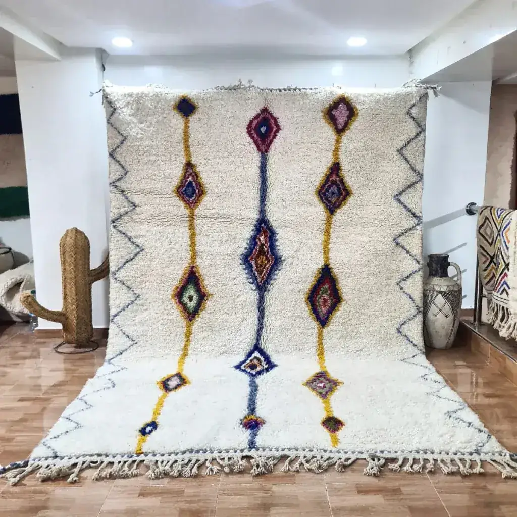 Tapis berbère en laine écrue à losanges colorés et longues franges nouées