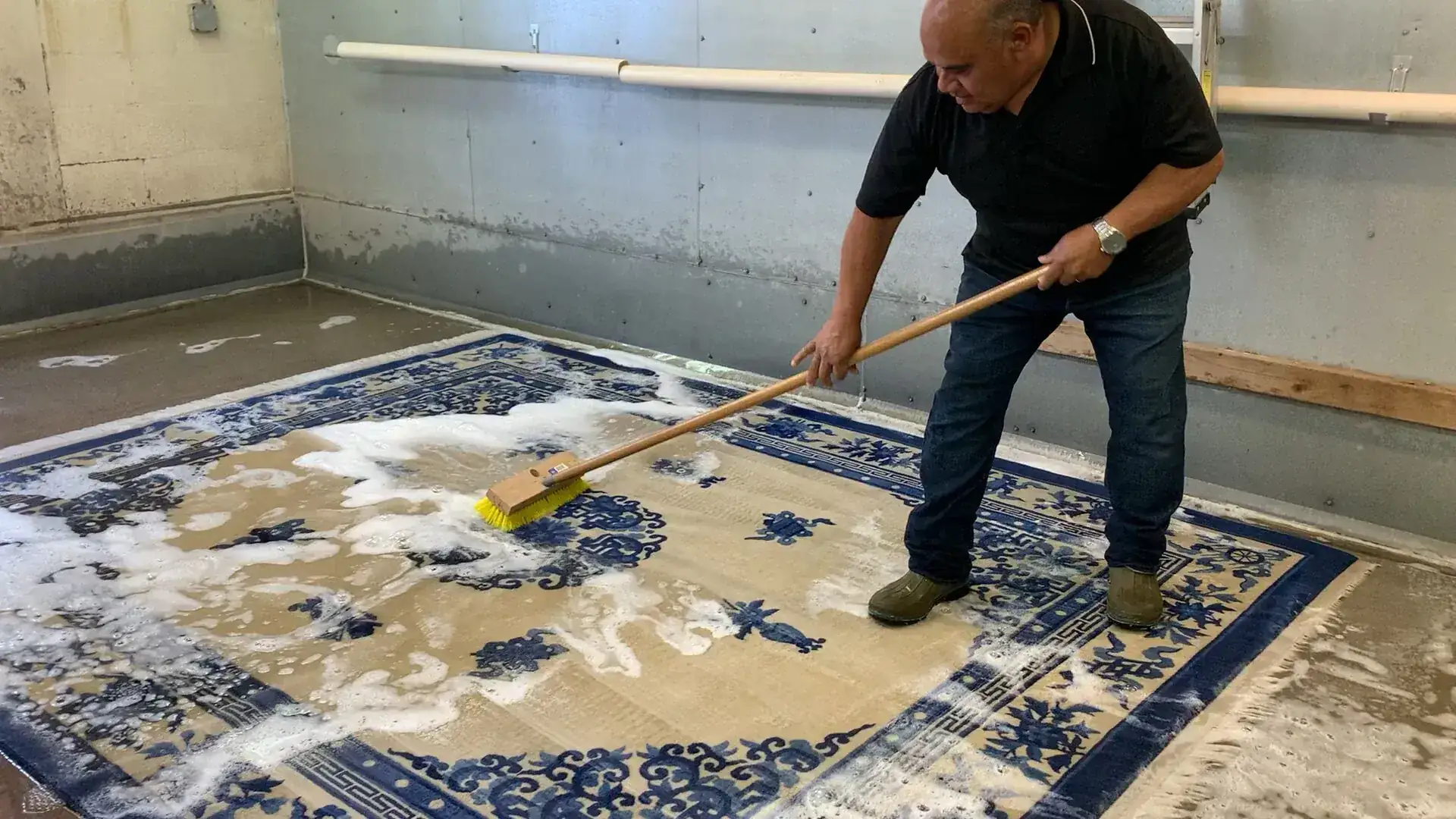 Tapis chinois bleu et beige brossé à la main pendant le lavage