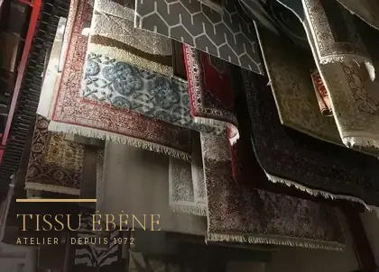 Tapis suspendus au séchage à l’atelier, après un lavage à la main
