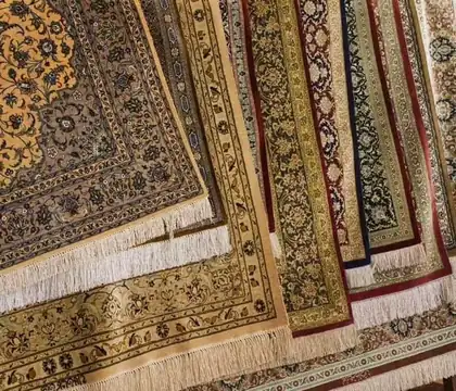 Tapis en soie noués main empilés, franges peignées et bordures fleuries
