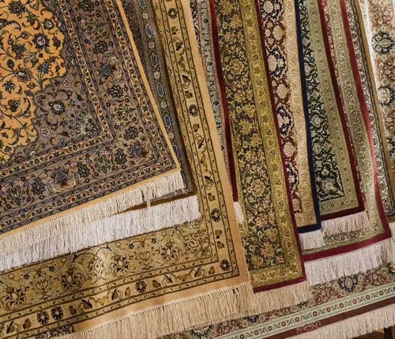 Tapis en soie noués main empilés, franges peignées et bordures fleuries