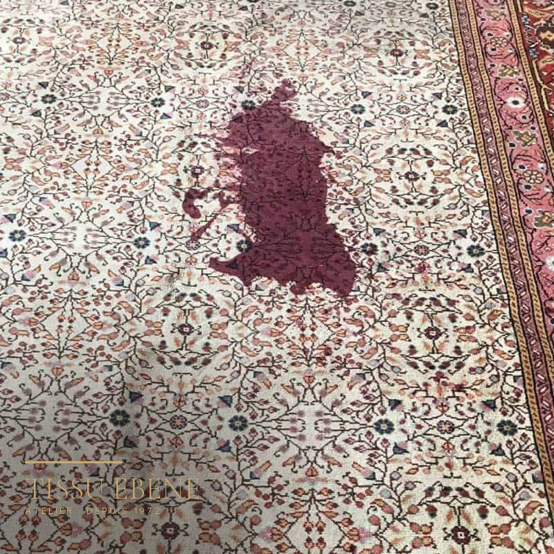 Tapis en soie noué main examiné à la lumière rasante pour juger de son état