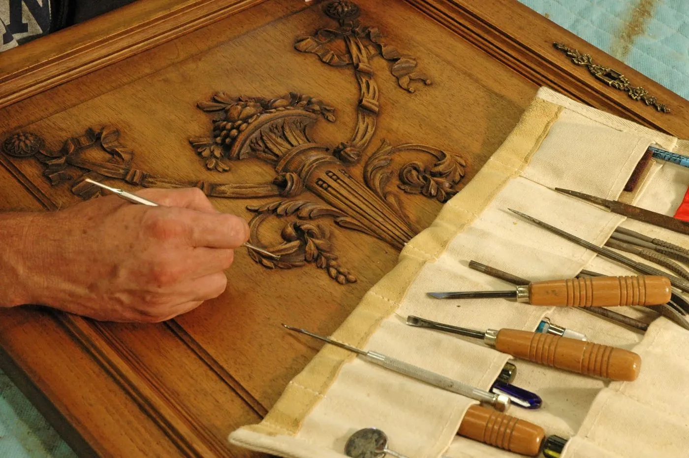 Examen d'un panneau sculpté avec la trousse d'outils d'ébéniste