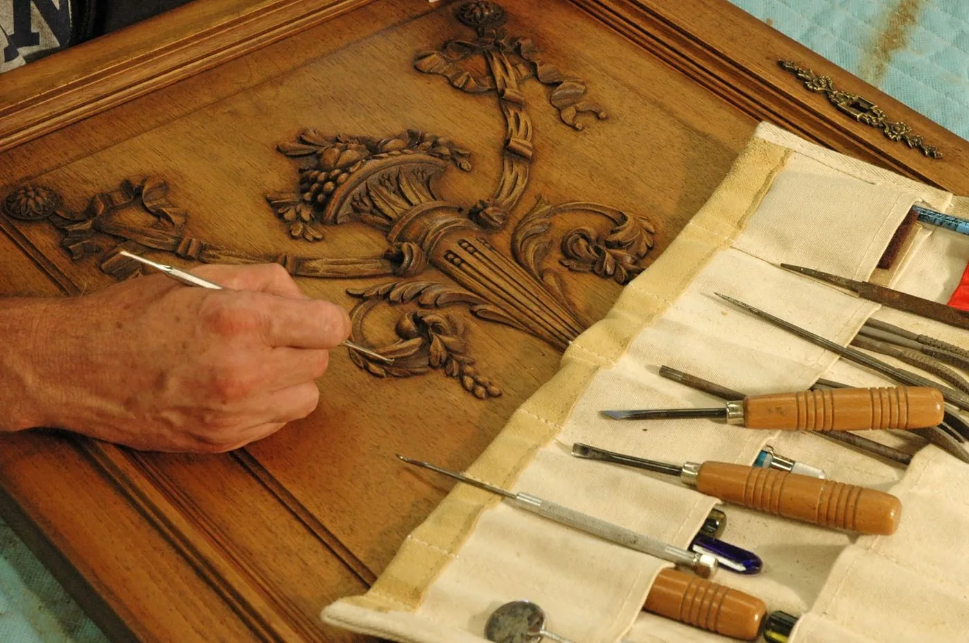 Examen d'un panneau sculpté avec la trousse d'outils d'ébéniste
