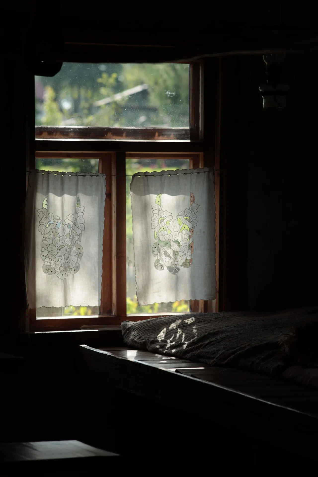 Rideaux décoratifs dans la lumière rasante