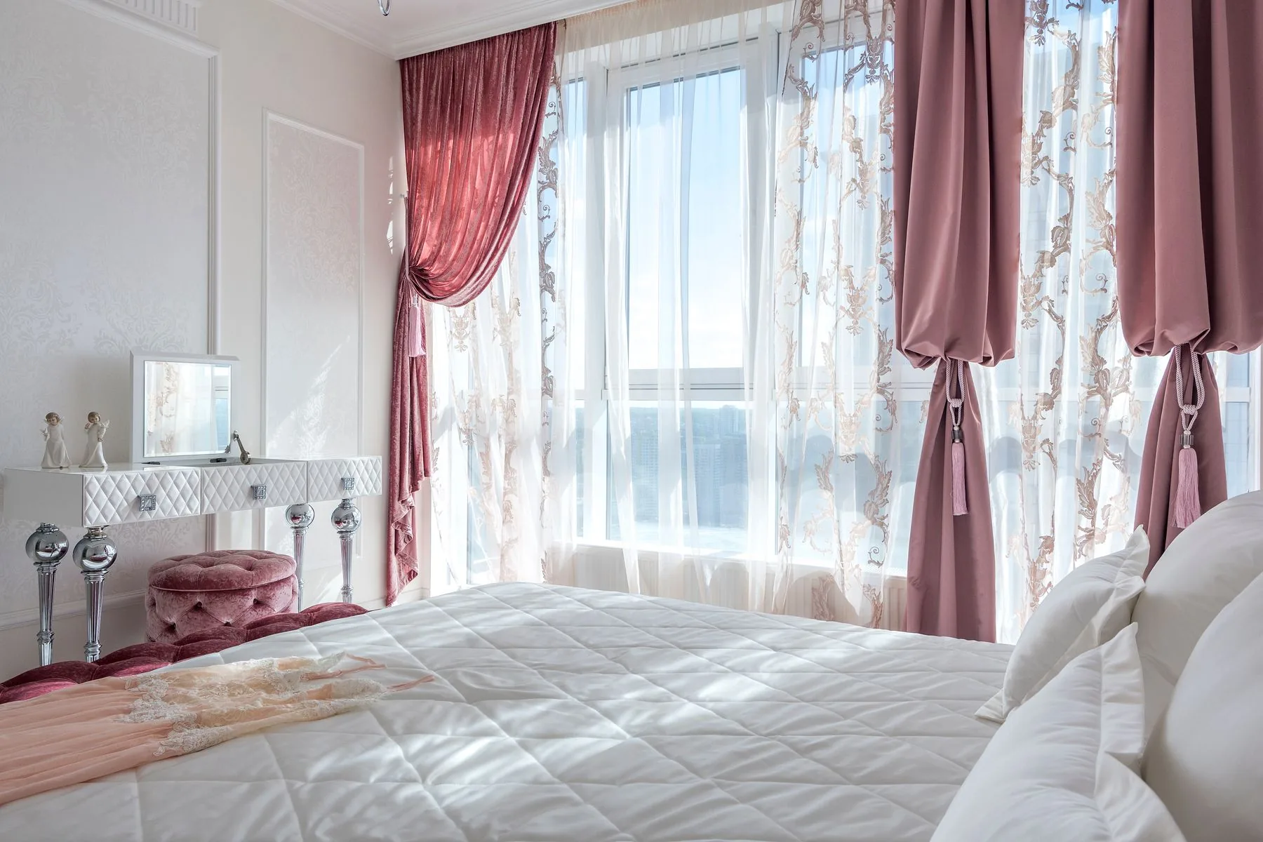 Chambre élégante aux rideaux drapés