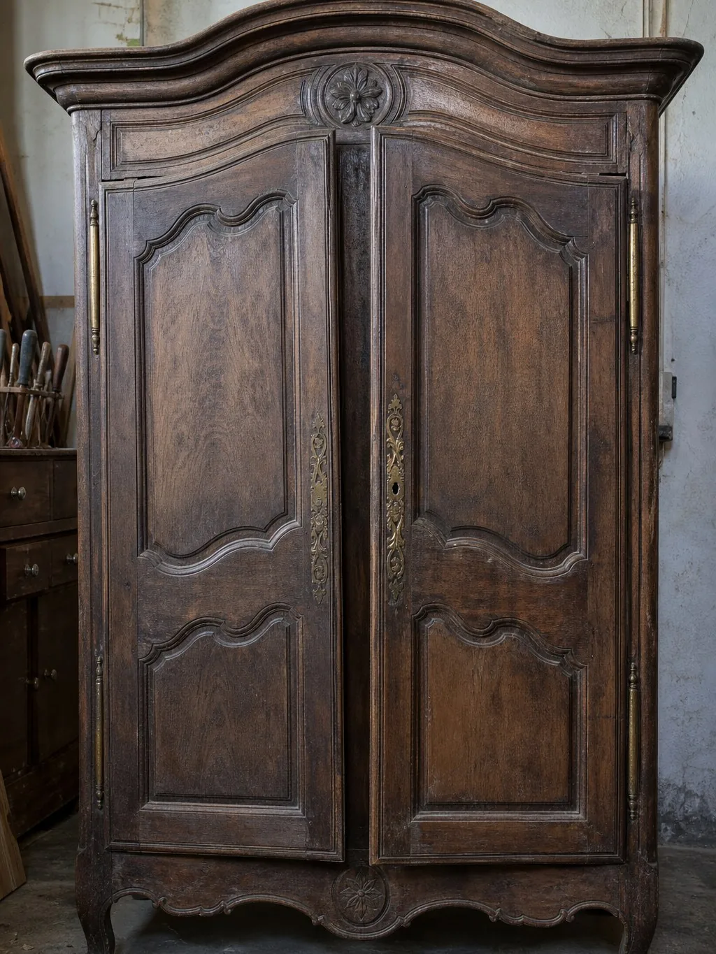 Armoire normande encrassée avant restauration, porte voilée et fente de retrait