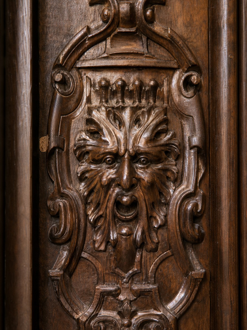 Panneau sculpté de buffet Henri II restauré, masque et rinceaux en noyer ciré