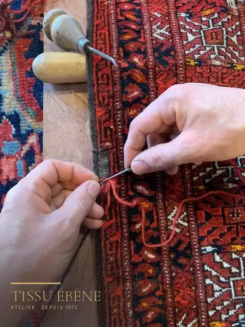 Restauration de tapis : retissage nœud par nœud d&rsquo;une zone usée sur un tapis ancien