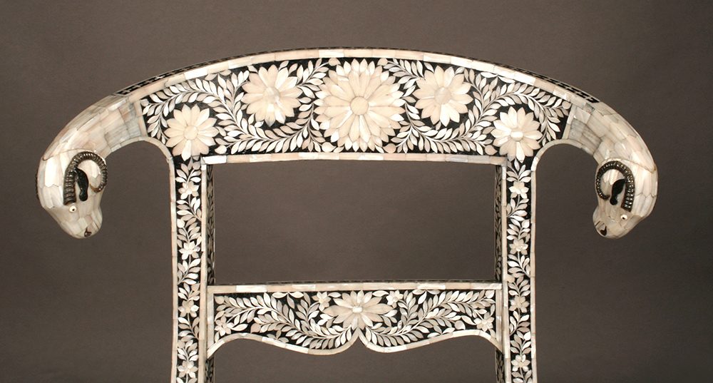 Dossier de chaise klismos restauré : marqueterie de nacre complète et deux têtes de bélier achevées