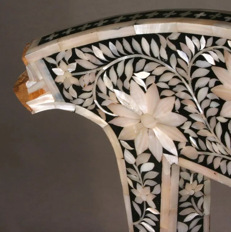 Dossier de chaise klismos à marqueterie de nacre florale