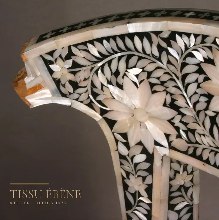 Dossier de chaise klismos à marqueterie de nacre florale