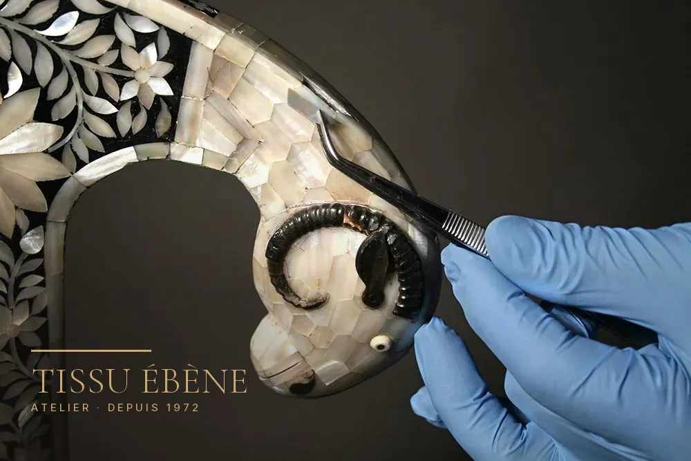 Restauration d'une incrustation de nacre à la main