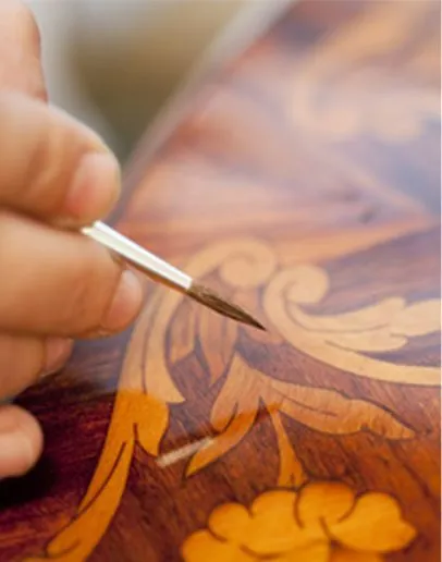 Retouche de marqueterie au pinceau fin