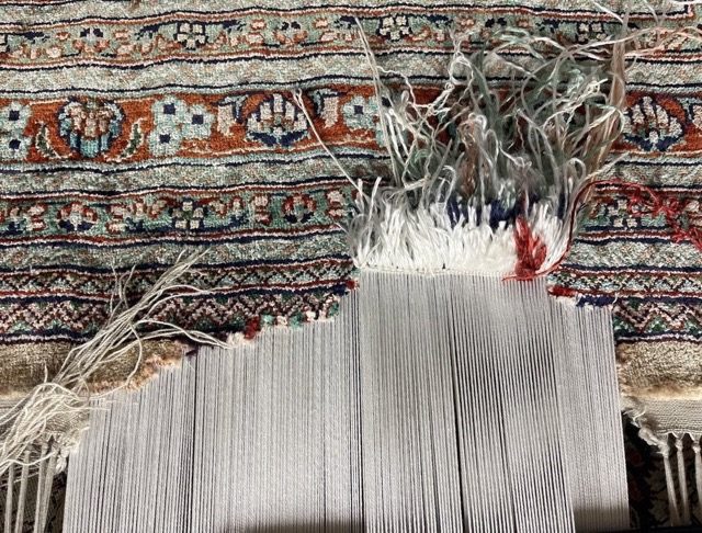 Tapis placé sur métier à tisser pour la remise complète des fils de chaîne d&rsquo;une frange