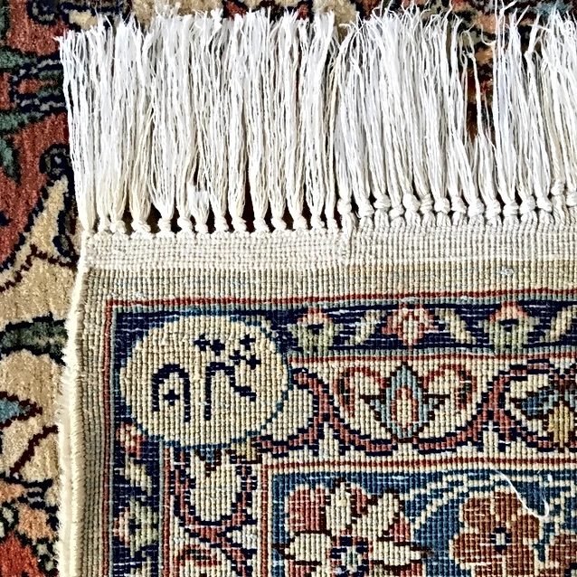 Frange de tapis refaite à la main, alignée et régulière, après restauration