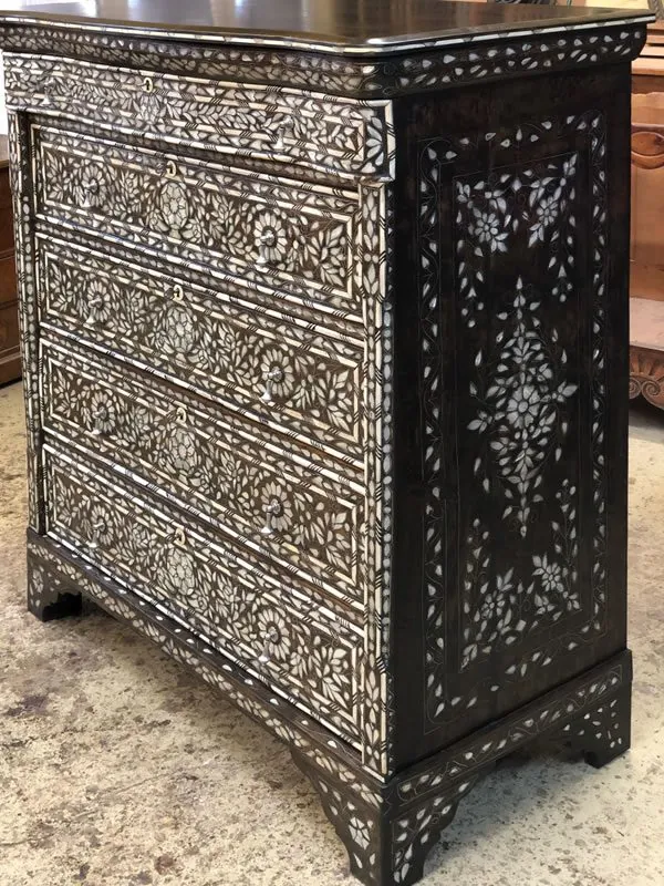 Commode syrienne incrustée de nacre entièrement restaurée