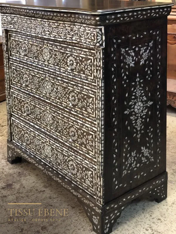 Commode syrienne incrustée de nacre entièrement restaurée
