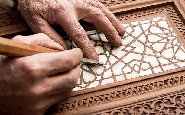 Incrustation de nacre neuve dans un panneau géométrique